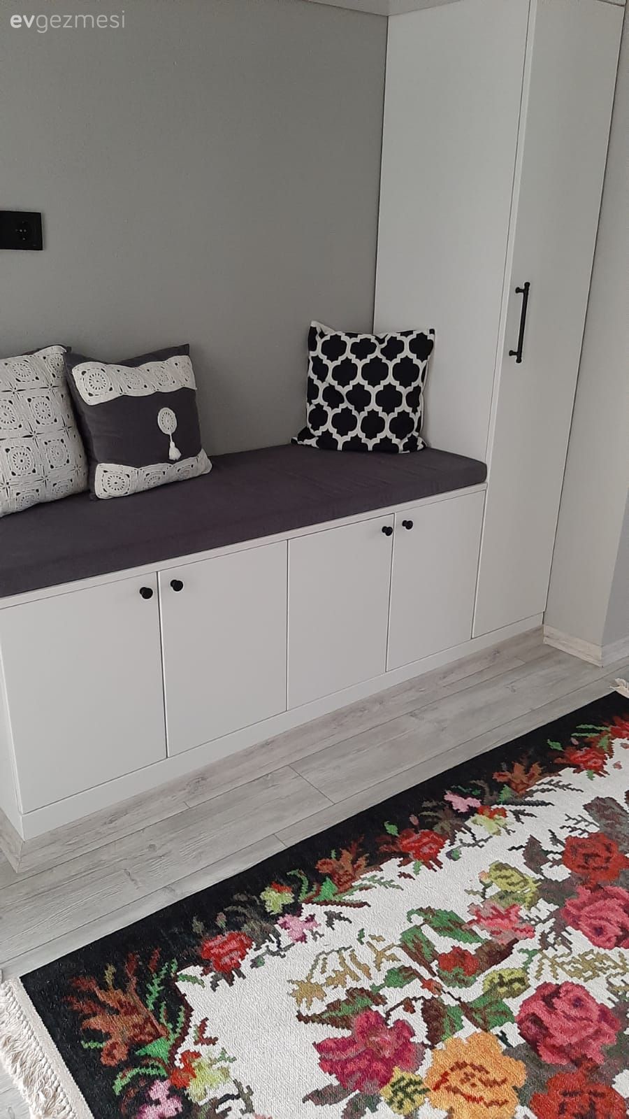 Vestiyer, Beyaz, Gri, Sedir, Çiçekli desen, Desenler, Halı, Antre halısı, Kırlent, Ev tekstili