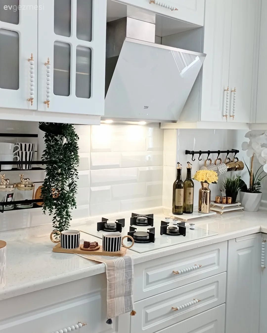 Beyaz, Mutfak tezgahı, Mutfak, Davlumbaz, Shaker kapaklı dolaplar, Mutfak tezgah arası