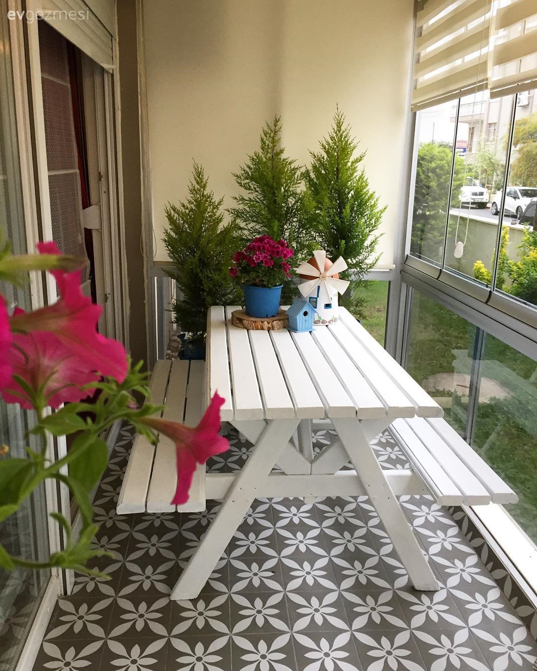 Balkon, Beyaz, Mavi, Balkon masası, Sandalye, Balkon zemini, Balkon çiçekleri