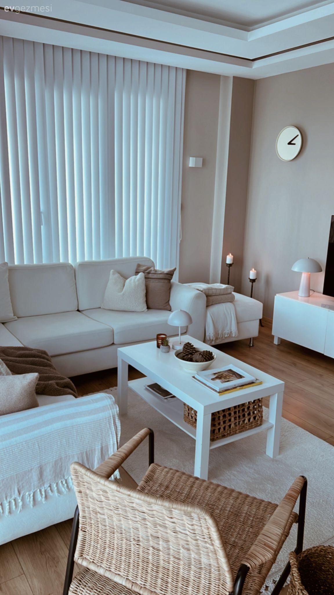 Dikey Jaluzilerle Gün Işığını Selamlayan İstanbul Evi