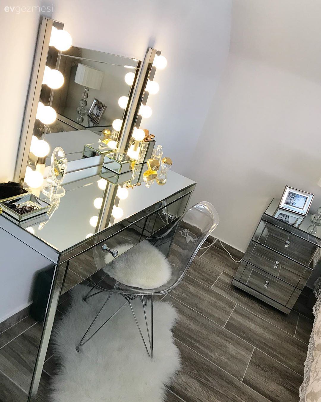 Yatak Odası, Aynalı mobilya, Ayna, Makyaj masası, Makyaj aynası, Komodin, Peluş, Beyaz