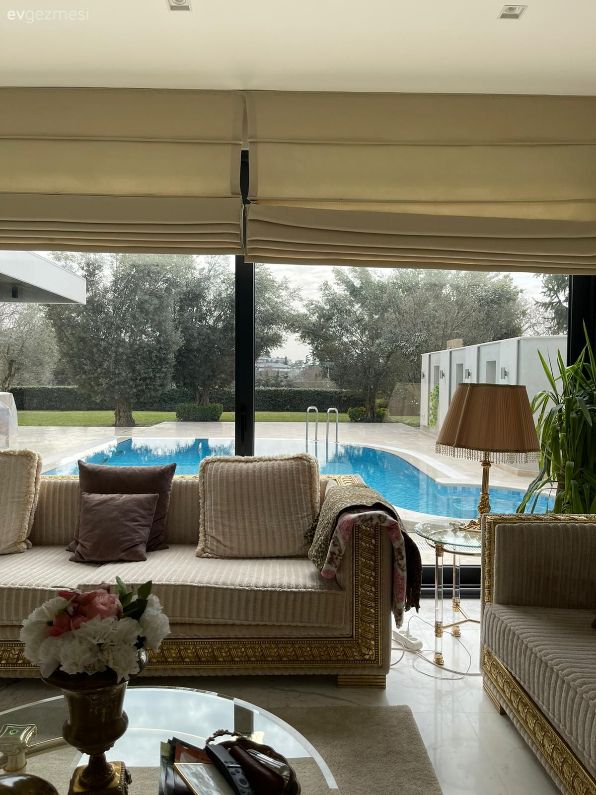 Salon, Modern klasik, Beyaz, Vizon, Bej, Altın, Koltuk takımı, Tablo, Duvar dekorasyonu, Zemin seramikleri, Sehpa, Dekoratif Objeler, Perde, Vazo, Ev Aksesuar, Abajur, Aydınlatma, Kırlent, Ev tekstili