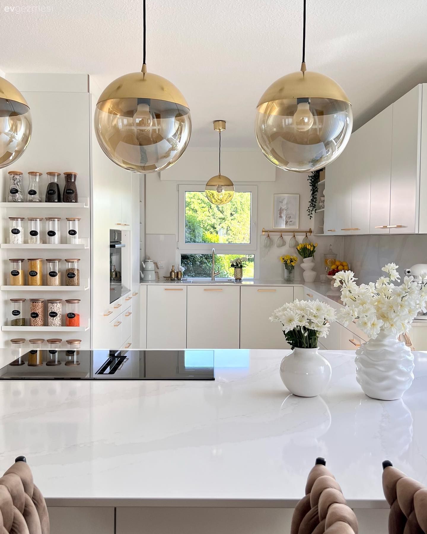 Mutfak, Modern, Beyaz, Siyah, Gümüş, Amerikan Mutfak, Cam Ankastre, Ankastre, Elektrikli Ocak, Sarkıt, Aydınlatma, Ada mutfak, Dekoratif Objeler, Kulpsuz mutfak dolabı, Sandalye, Mutfak aksesuarları