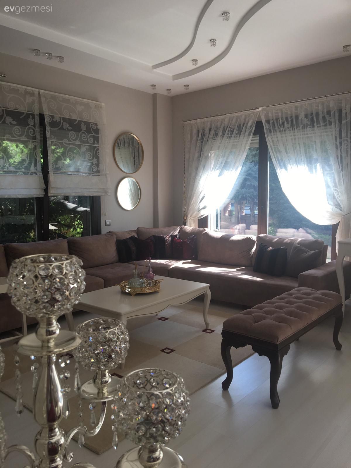 Köşe koltuk, Koltuk takımı, Vizon, Beyaz, Krem, Tül perde, Perde, Orta sehpa, Sehpa, Halı, Salon halısı, Stor perde, Şamdan, Ev Aksesuar, Kristal aksesuarlar, Tavan dekorasyon