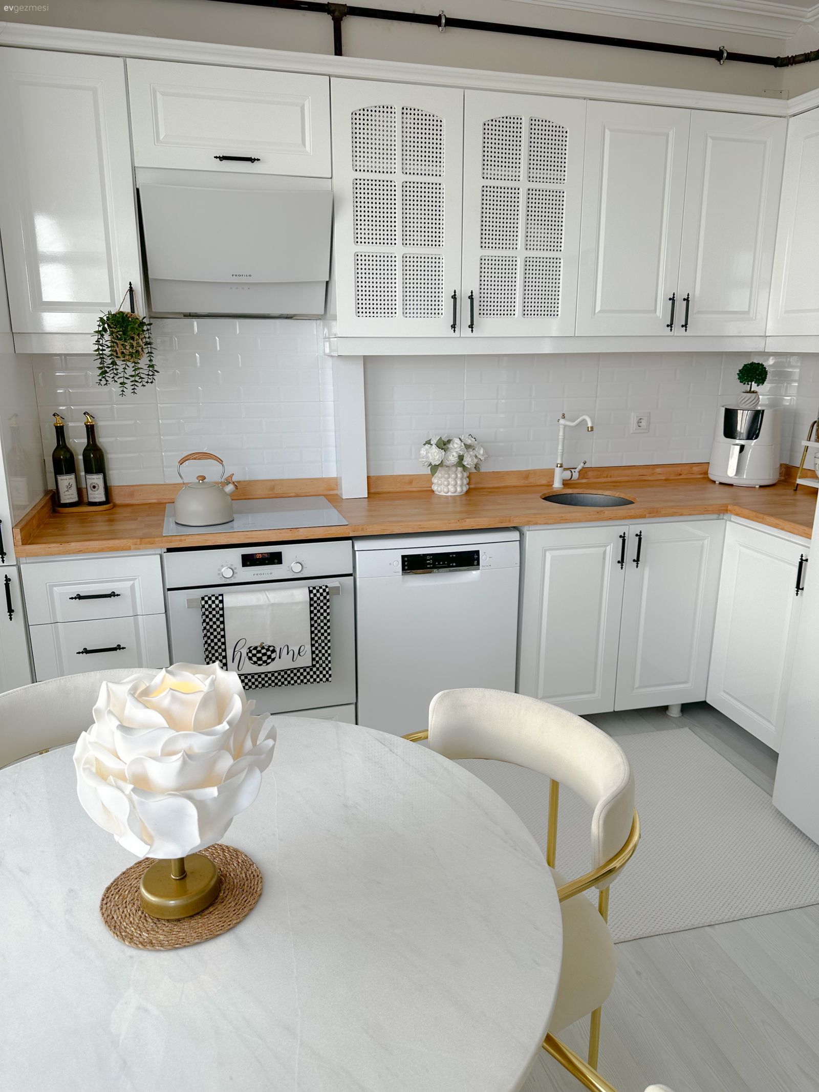 Sunumlarla Arası İyi Olan Bu Ev İçin Mutfak Zarif Bir Üretim Alanı