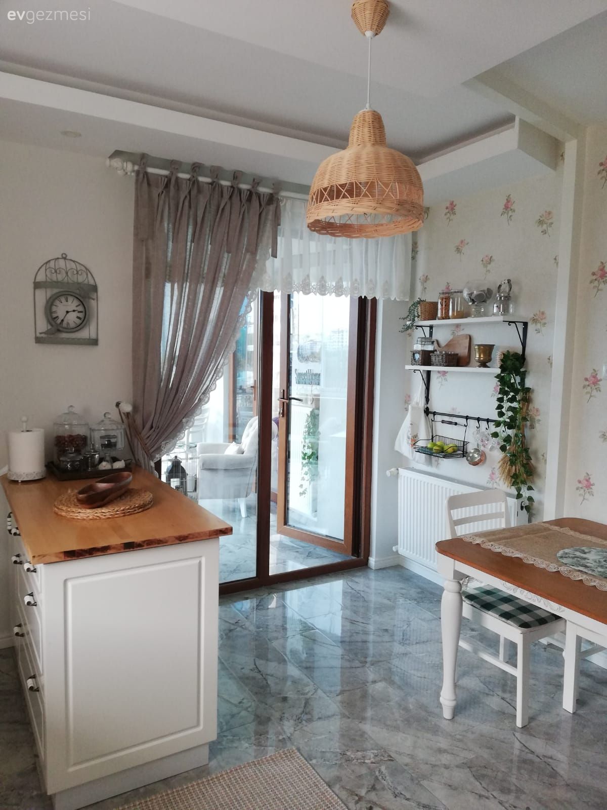 Mutfak, Beyaz ve ahşap mutfak, Beyaz, Gri, Ahşap mutfak tezgahı, Mutfak tezgahı, Mutfak tezgah arası, Duvar kağıdı, Duvar dekorasyonu, Fon perde, Perde, Country mutfak, Mutfak zemin seramikleri, Mutfak rafı, Çiçekli desen, Desenler, Mutfak masası, Sandalye, Mutfak halısı, Mutfak Avize Modelleri, Mutfak yarım adası