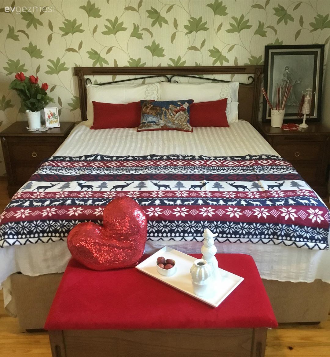 Yatak Odası, Beyaz, Kırmızı, Duvar kağıdı, Duvar dekorasyonu, Yatak örtüsü, Puf, Komodin, Ahşap Mobilya