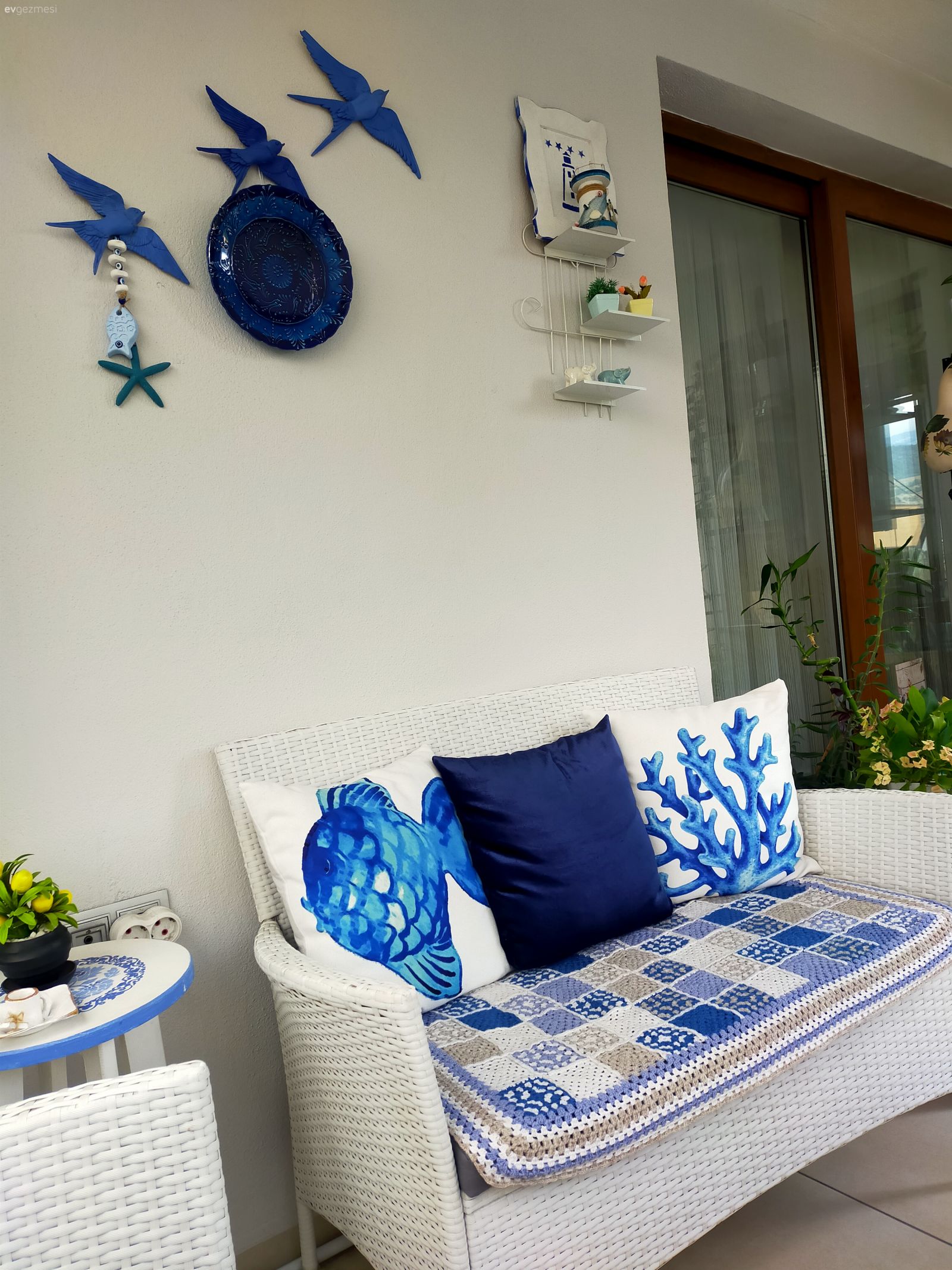 Balkon, Beyaz, Mavi, Balkon oturma grubu, Sandalye, Balkon masası, Balkon duvar dekorasyonu, Kapalı balkon, Ev bitkisi, Balkon çiçekleri