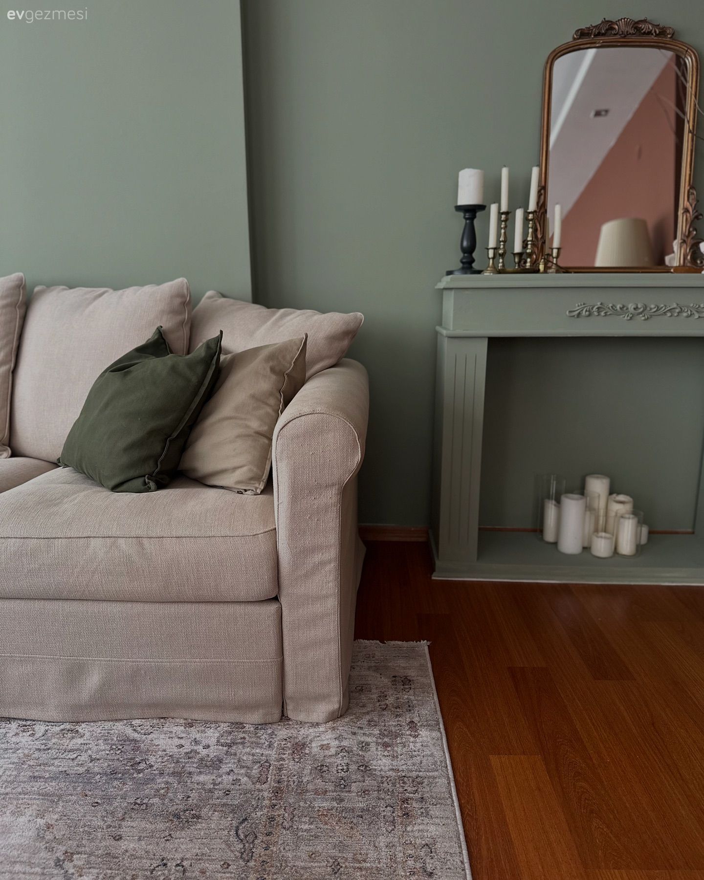Yeşil duvar, Şömine, Ayna, Krem, Bej, Köşe koltuk, Koltuk takımı, Halı, Salon halısı, Parke, Şamdan, Ev Aksesuar, Dekoratif Objeler
