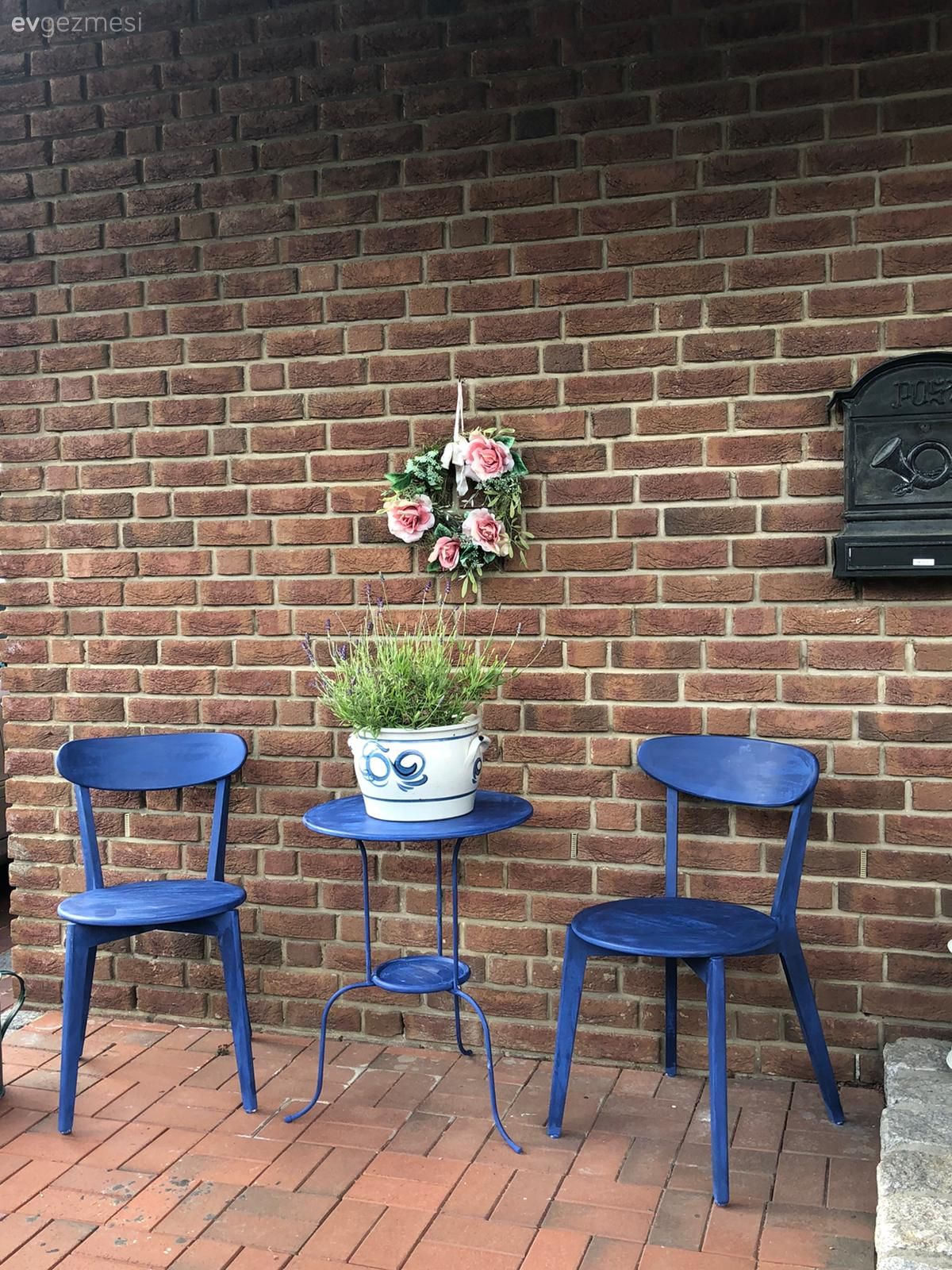 Bahçe, Taş duvar, Duvar dekorasyonu, Mavi, Sandalye, Sehpa, Çiçekler