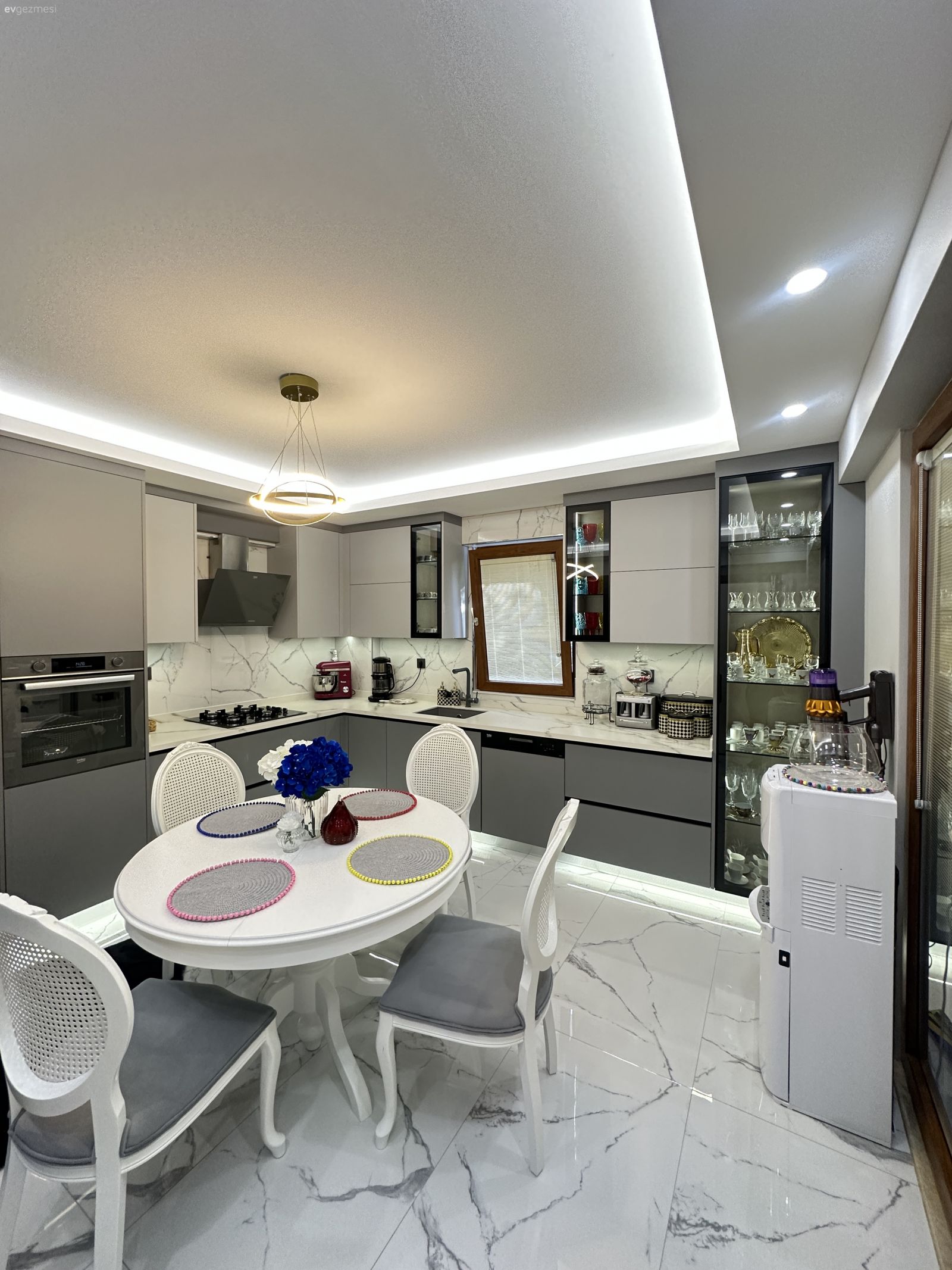 Bu Mutfakta Modern Dolaplar Country Masa ile Samimiyet Kazanmış!