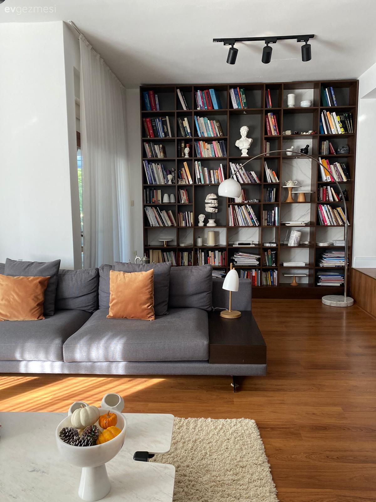 Salon, Eklektik, Beyaz, Gri, Siyah, Bej, Orta sehpa, Sehpa, Sehpa üstü aksesuarı, Ev Aksesuar, Kitaplık, Spot aydınlatma, Aydınlatma, Parke, Kırlent, Ev tekstili