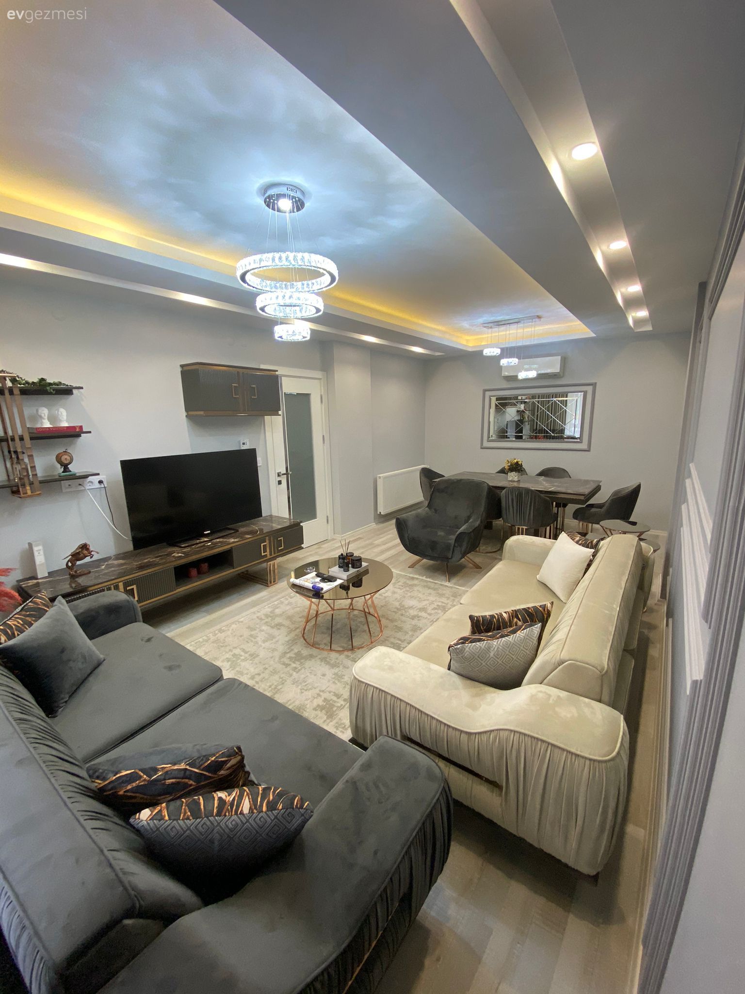 Salon, Modern, Beyaz, Krem, Gri, Koltuk takımı, Kahverengi, Berjer, Tv ünitesi, Tv ünitesi aksesuarları, Ev Aksesuar, Fon perde, Perde, Tül perde, Led aydınlatma, Aydınlatma, Tavan dekorasyon, Avize, Orta sehpa, Sehpa, Yan sehpa, Parke, Sandalye, Yemek masası, Gri koltuk