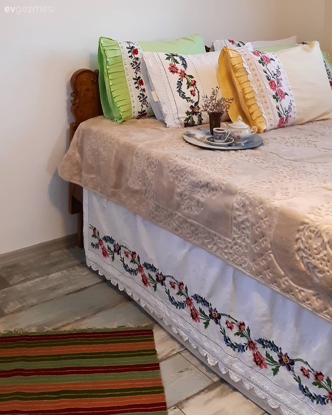 Yatak Odası, Beyaz, Sarı, Yeşil, Yatak örtüsü, Yatak başlığı, Kanaviçe, Kırlent, Eskitme parke, Kilim