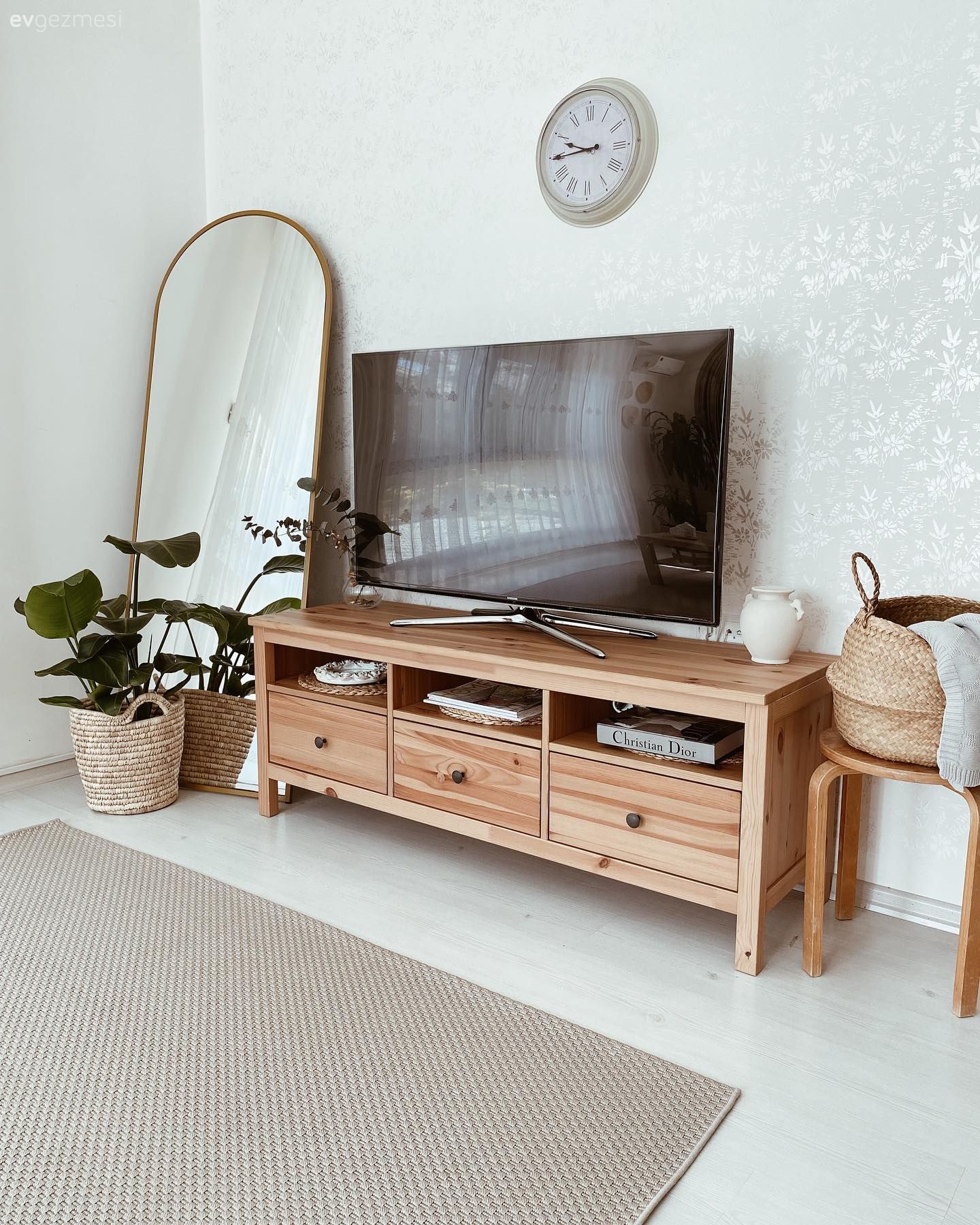 Tv ünitesi, Tv ünitesi aksesuarları, Ev Aksesuar, Boy aynası, Ayna, Saksı, Ev bitkisi, Halı