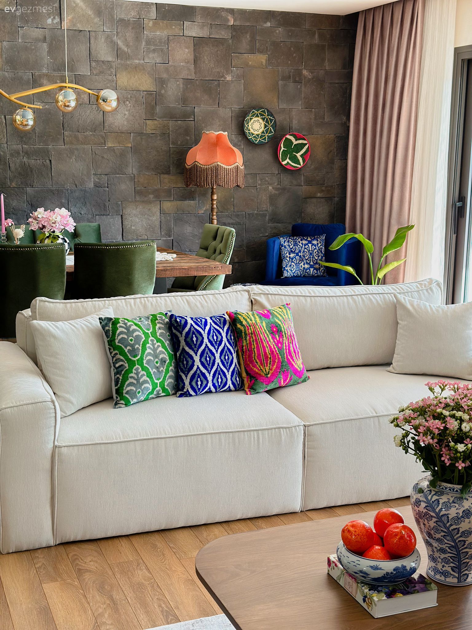 Çiçeklerle Donatılmış Bu İzmir Evi Detaylarıyla Görsel Şölen Sunuyor!