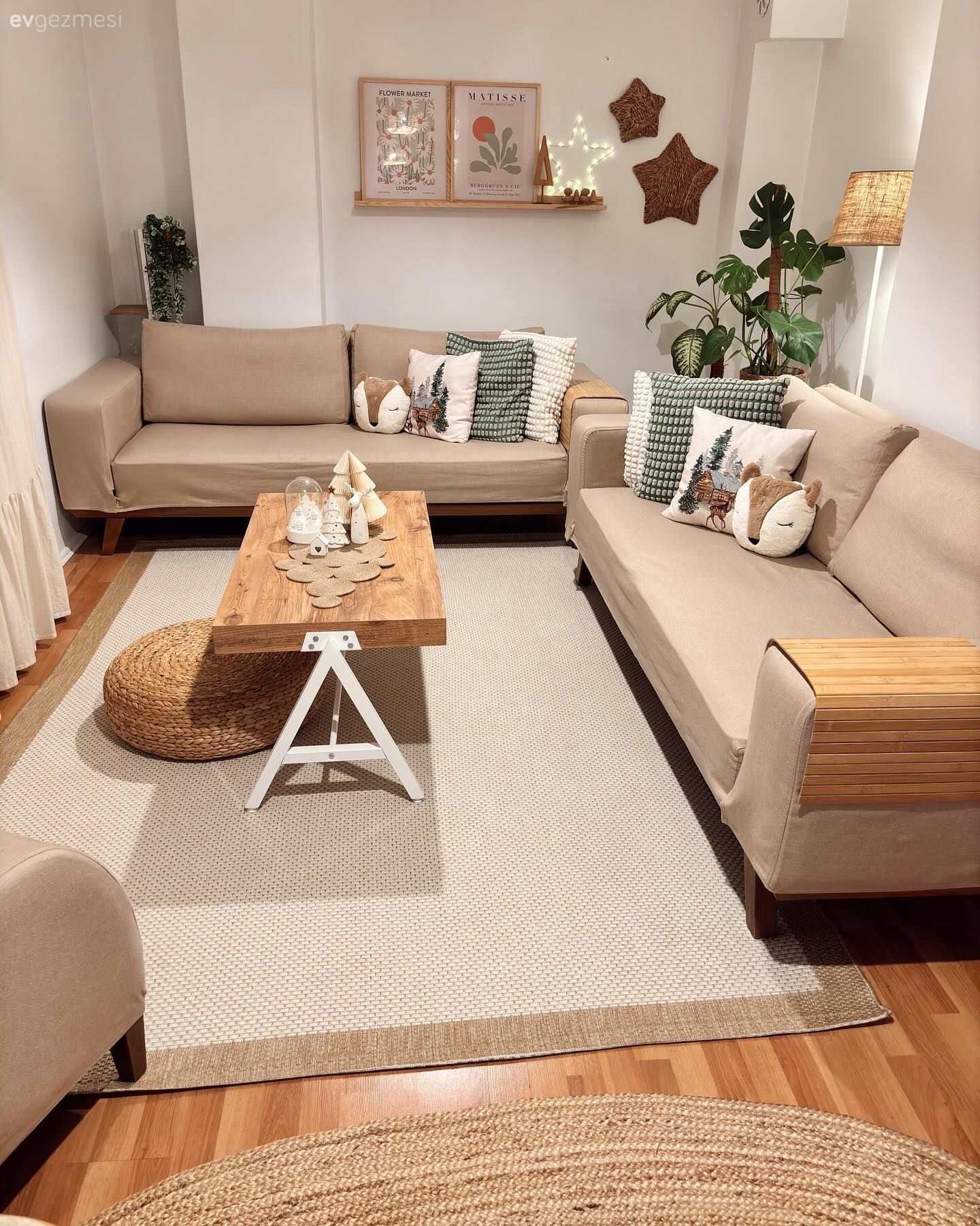 Salon, Bohem Dekorasyon, Krem, Vizon, Ahşap Mobilya, Koltuk takımı, Orta sehpa, Sehpa, Halı, Salon halısı, Kırlent, Ev tekstili, Ev bitkisi, Dekoratif Objeler