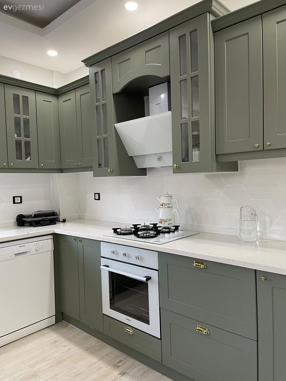 Mutfak, Gri, Beyaz, Krem, Mutfak tezgahı, Mutfak tezgah arası, Tezgah arası doğal taş, Mobilya kulp ve ayakları, Spot aydınlatma, Aydınlatma, Davlumbaz, Ankastre