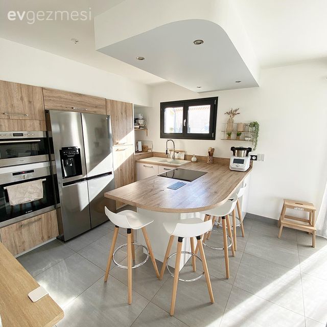 Mutfak, Amerikan Mutfak, Beyaz ve ahşap mutfak, Mutfak yarım adası, Bar masa & sandalyeleri, Ahşap mutfak tezgahı, Mutfak tezgahı, Mutfak tezgah arası, Ankastre, Spot aydınlatma, Aydınlatma, Mutfak zemin seramikleri, İskandinav