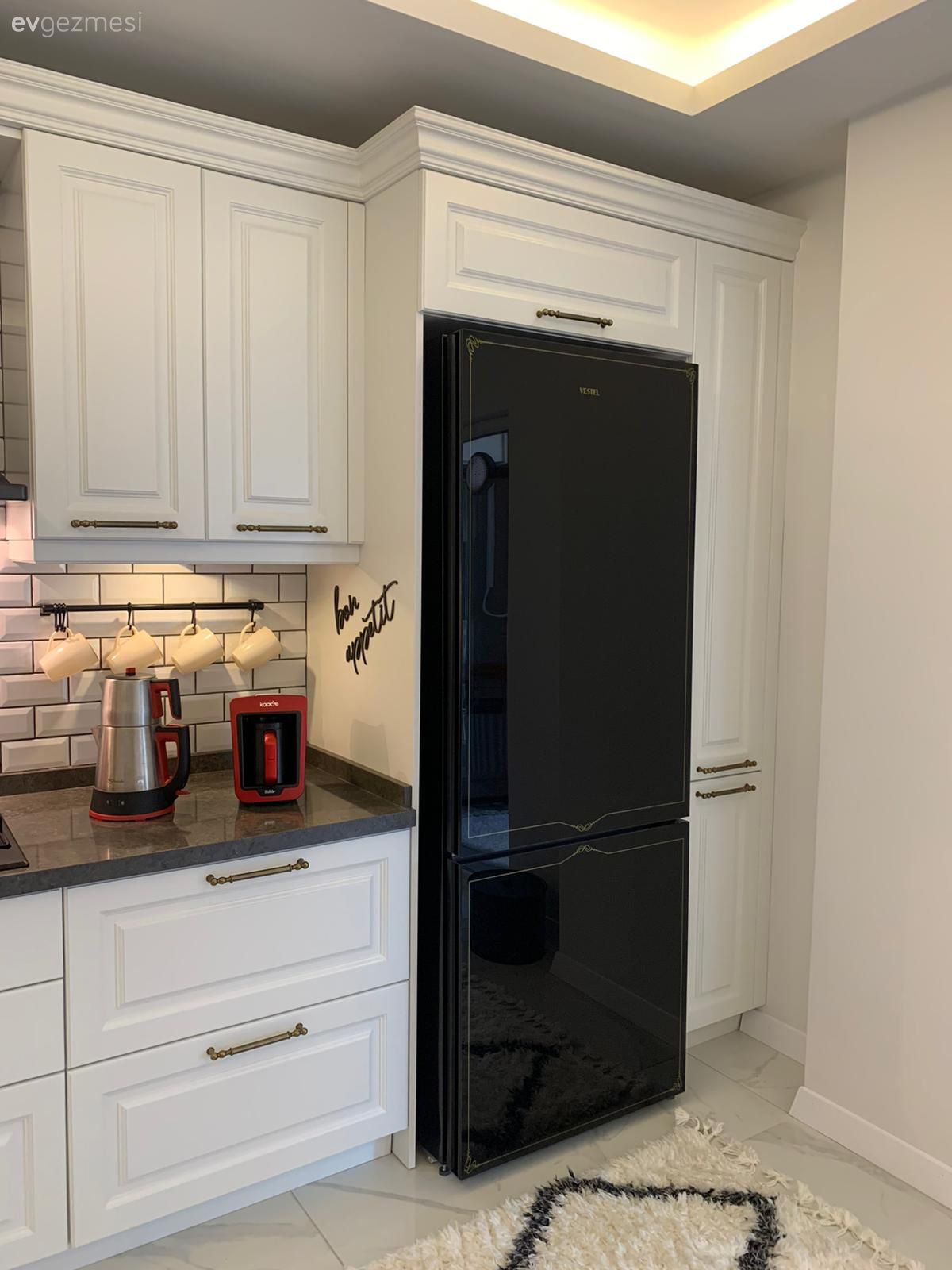Beyaz, Siyah, Mutfak, Mutfak tezgahı, Siyah tezgah, Metro seramik, Seramik, Mutfak tezgah arası, Tezgah arası seramik, Led aydınlatma, Aydınlatma