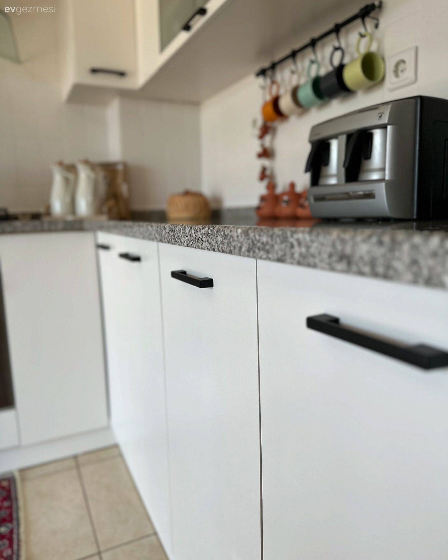 Beyaza Boyanan Bu Mutfak Etnik Halısıyla Dikkatleri Çekmiş!