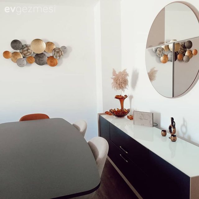 Yemek Odası, Sandalye, Duvar dekorasyonu, Konsol, Konsol üzeri dekoratif objeleri, Yuvarlak ayna, Dekoratif ayna, Dekoratif Objeler, Turuncu, Siyah, Beyaz