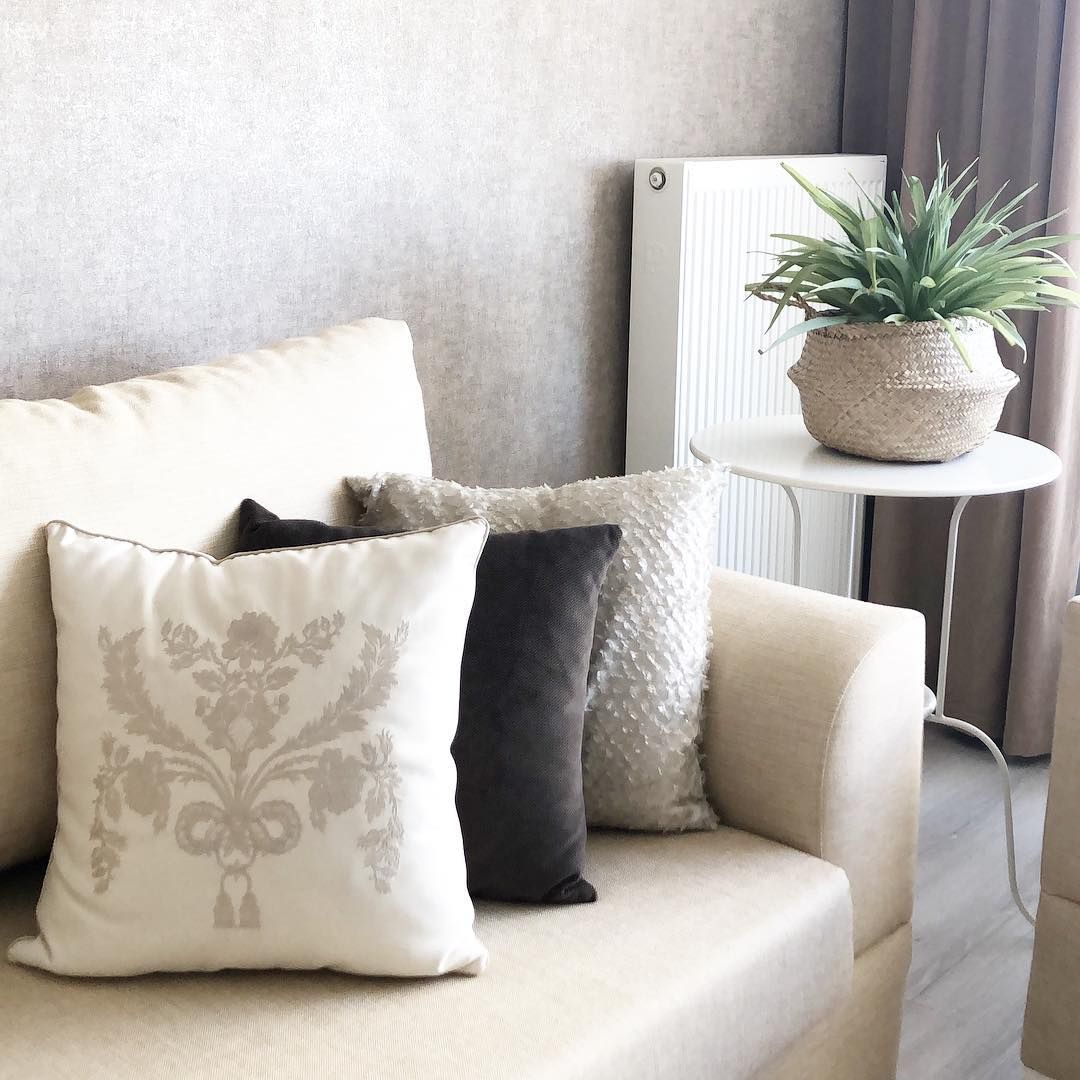 Salon, Koltuk takımı, Kırlent, Ev tekstili, Yan sehpa, Sehpa, Metal ayaklı sehpa, Fon perde, Perde, Ev bitkisi, Hasır vazo