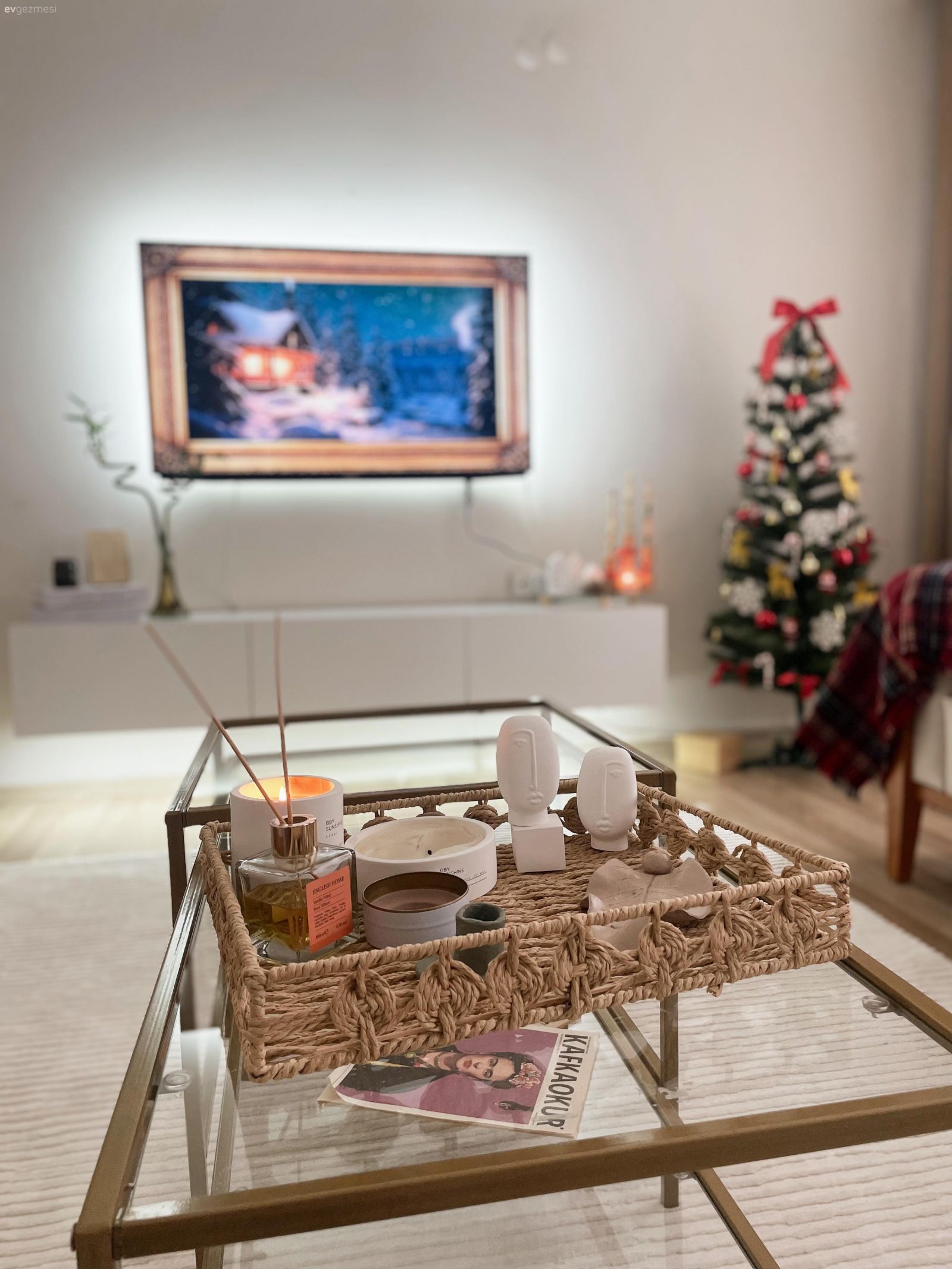 Tv ünitesi, Beyaz, Çam ağacı, Cam orta sehpa, Orta sehpa, Halı, Salon halısı, Dekoratif Objeler