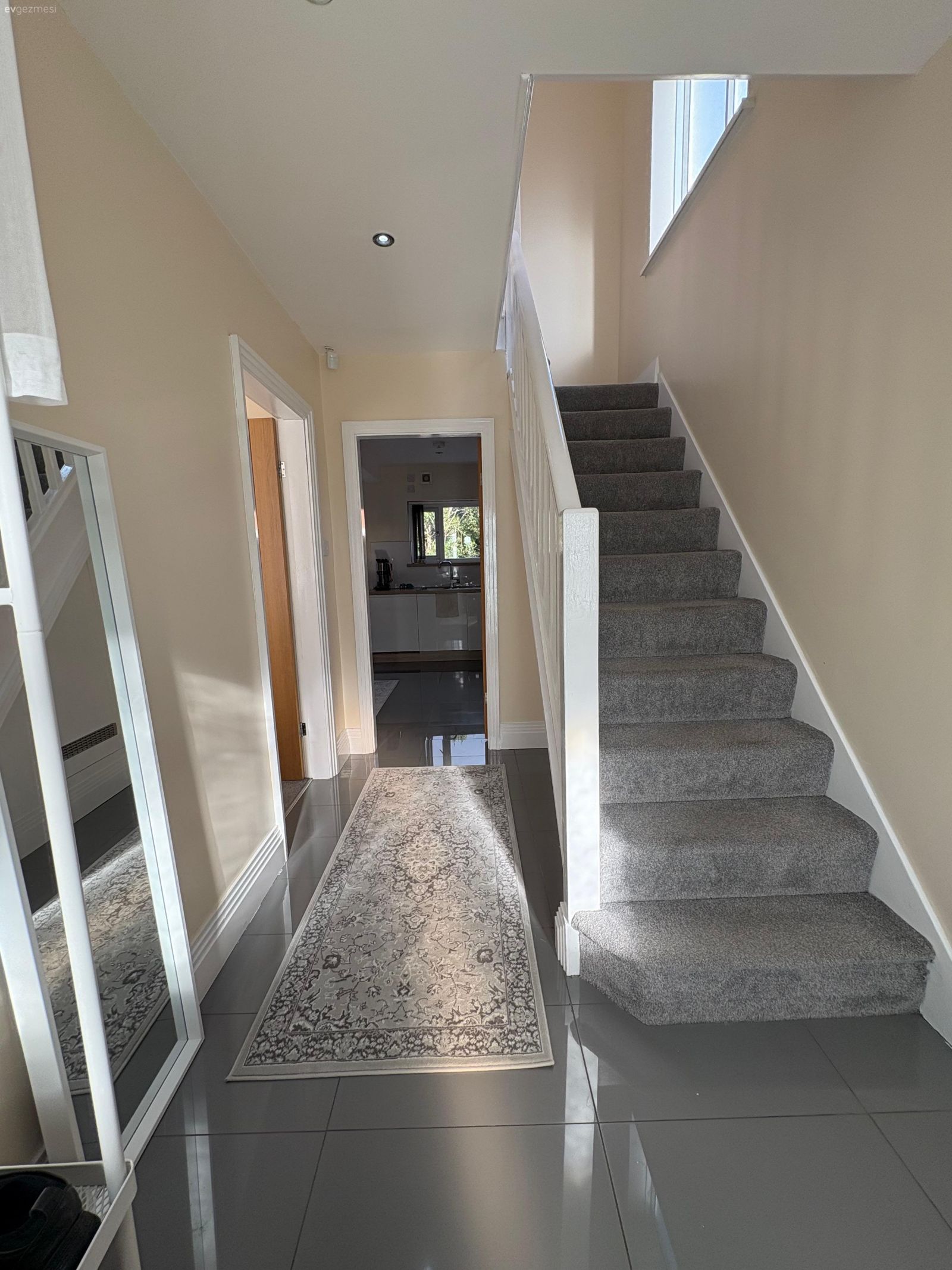 İki Katlı Bu Dubleks Evin Tuğlalı Dış Cephesi İlham Verici