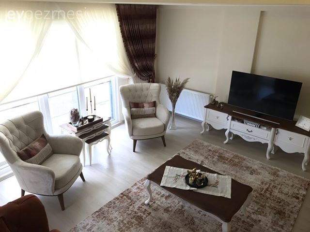 Ev Gezmesi: Uyumlu Renk Paletiyle Zarif Bir Salon Dekoru