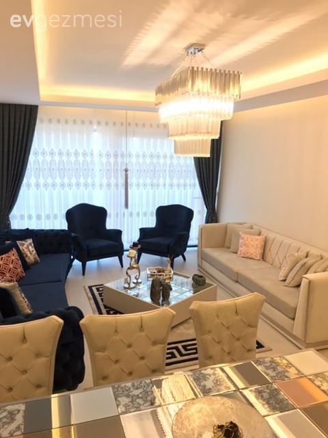 Salon, Krem, Parlament mavisi, Klasik, Koltuk takımı, Berjer, Orta sehpa, Sehpa, Halı, Salon halısı, Fon perde, Perde, Tül perde, Avize, Aydınlatma, Salon avizesi, Tavan dekorasyon, Sandalye, Yemek masası, Kırlent, Ev tekstili, Kapitoneli koltuk, Sehpa üstü aksesuarı, Ev Aksesuar