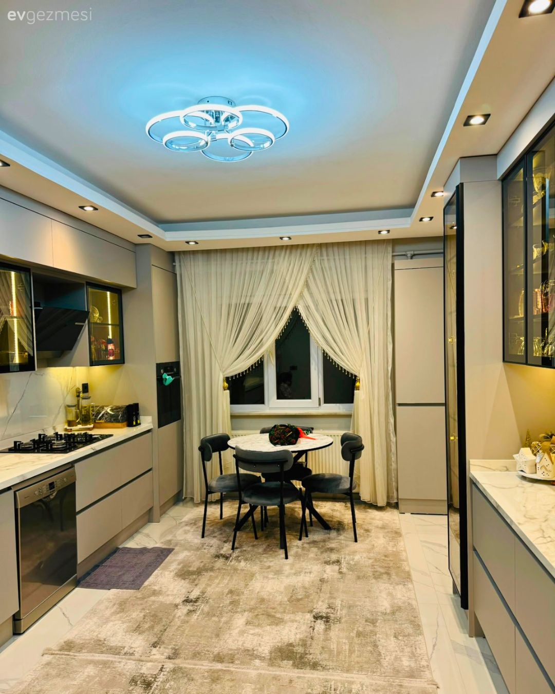 Mutfak, Modern mutfak, Gri, Siyah, Beyaz, Bej, Vizon, Koridor tipi mutfak, Mutfak tezgahı, Mutfak tezgah arası, Cam kapaklı dolap, Mutfak masası, Mutfak sandalyesi, Mutfak tülü, Mutfak perdesi, Mutfak Avize Modelleri, Mutfak halısı