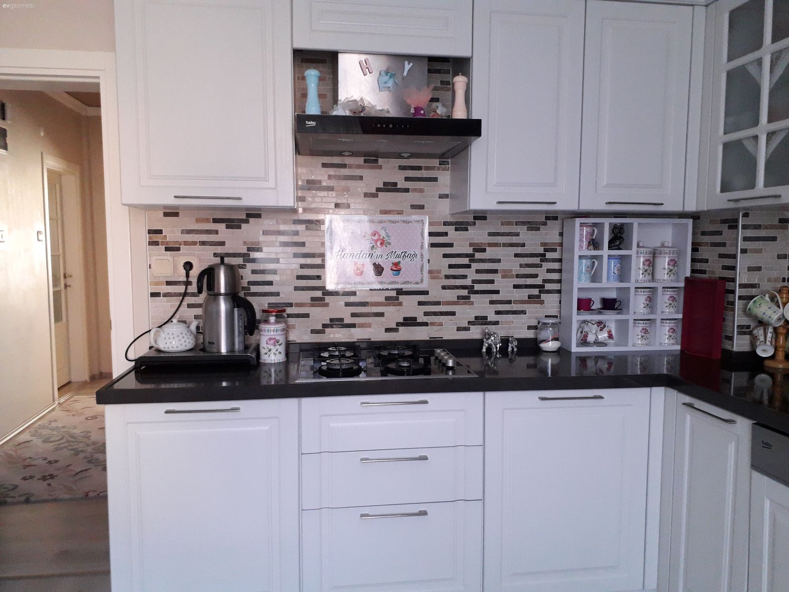 Mutfak, Beyaz, Siyah, Mutfak tezgahı, Mutfak tezgah arası, Tezgah arası seramik, Mutfak aksesuarları