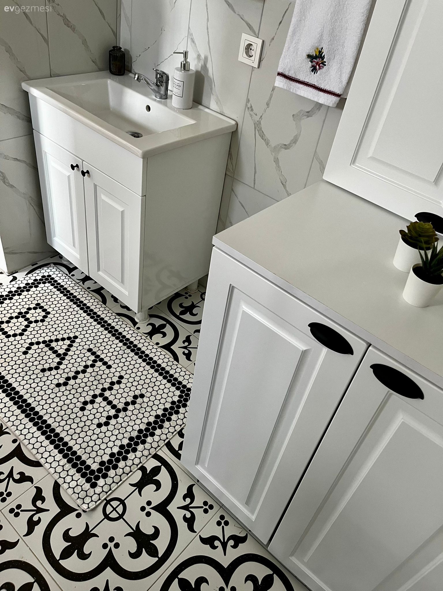 Banyo, Beyaz, Siyah, Banyo seramikleri, Banyo dolabı, Banyo paspası