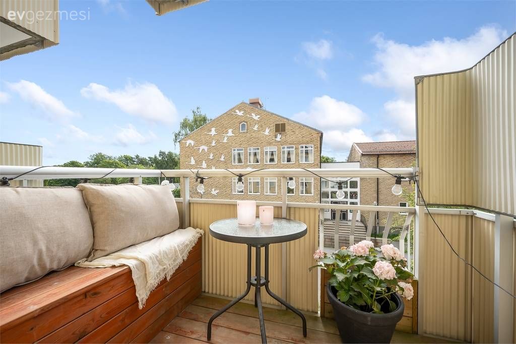 Balkon ve Bahçe İçin Paletten Sedir Nasıl Yapılır?