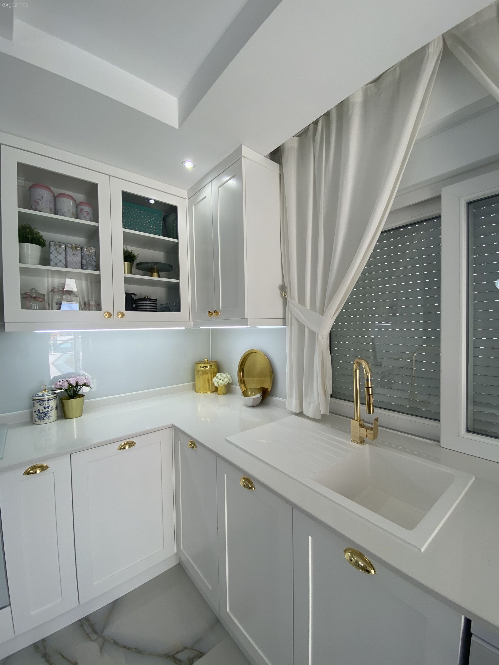Mutfak, Beyaz, Altın, Mutfak tezgahı, Mutfak tezgah arası, Tezgah arası cam, Mutfak perdesi