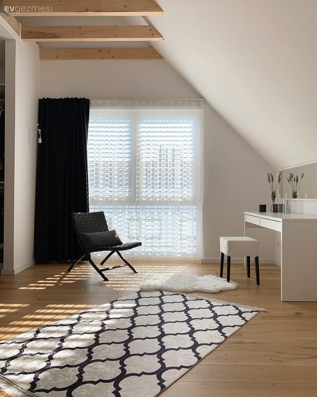 Yatak Odası, Beyaz, Siyah, Geometrik desen, Desenler, Yatak odası halısı, Fon perde, Perde, Jaluzi, Piyano, Peluş, Puf, Tavan dekorasyon