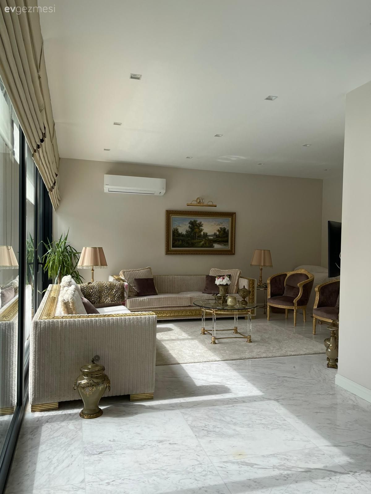 Salon, Modern klasik, Beyaz, Vizon, Bej, Altın, Koltuk takımı, Tablo, Duvar dekorasyonu, Zemin seramikleri, Sehpa, Dekoratif Objeler, Perde, Vazo, Ev Aksesuar