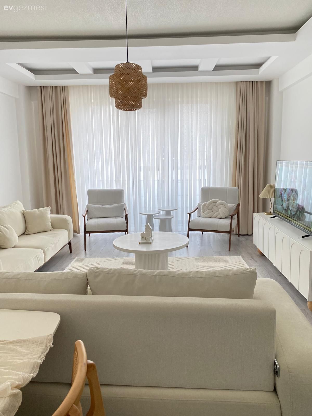 Salon, Modern, Beyaz, Bej, Berjer, Fon perde, Perde, Tül perde, Koltuk takımı, Orta sehpa, Sehpa, Tv ünitesi, Tv ünitesi aksesuarları, Ev Aksesuar, Halı, Salon halısı, Hasır avize