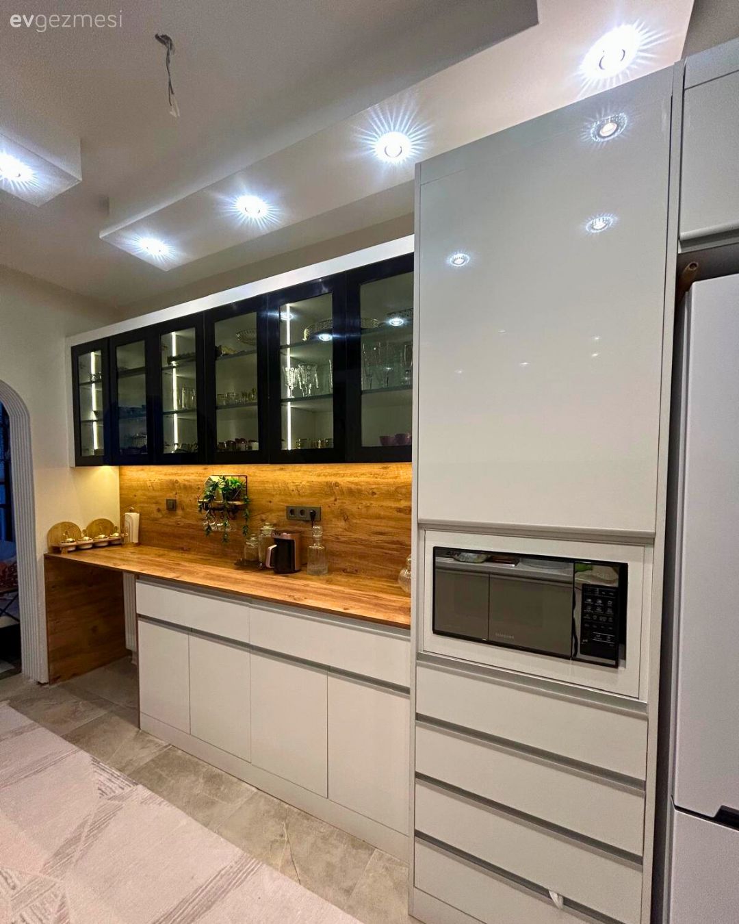 Mutfak, Kahve köşesi, Krem, Bej, Beyaz, Ahşap mutfak tezgahı, Mutfak tezgahı, Cam kapaklı dolap, Siyah, Spot aydınlatma, Aydınlatma