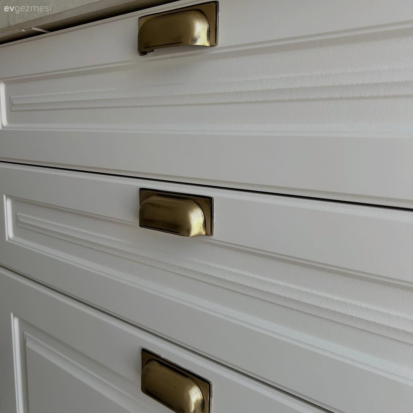 Çok Amaçlı Cam Dolap Bu Mutfağın Birçok İhtiyacına Yanıt Vermiş