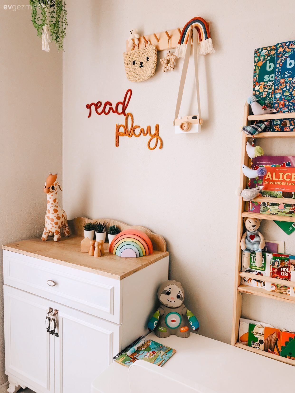 Çocuk Odası, Beyaz, Krem, Bej, Dolap, Çocuk odası duvar dekorasyonu, Çocuk odası halısı, Dekoratif Objeler
