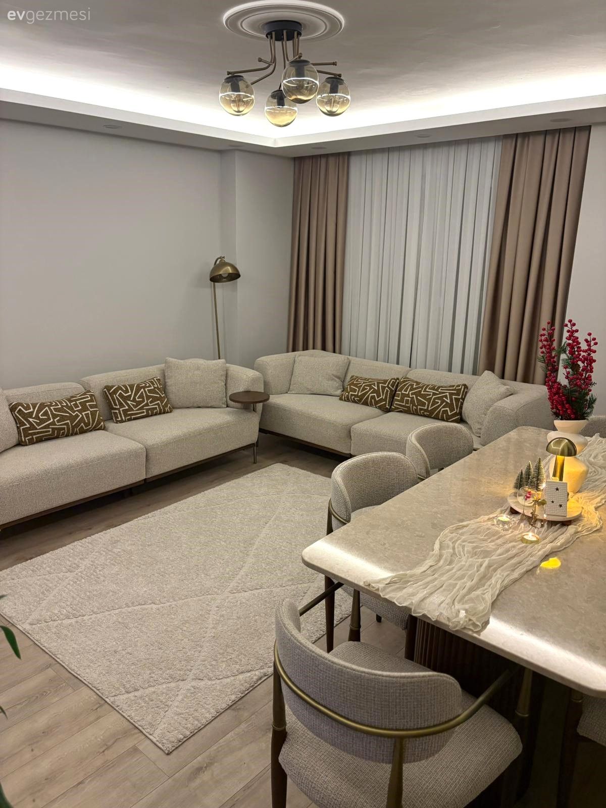 Salon, Modern, Krem, Bej, Kahverengi, Fon perde, Perde, Tül perde, Koltuk takımı, Halı, Salon halısı, Sandalye, Yemek masası, Boy aynası, Ayna, Avize, Aydınlatma, Salon avizesi, Lambader, Led aydınlatma