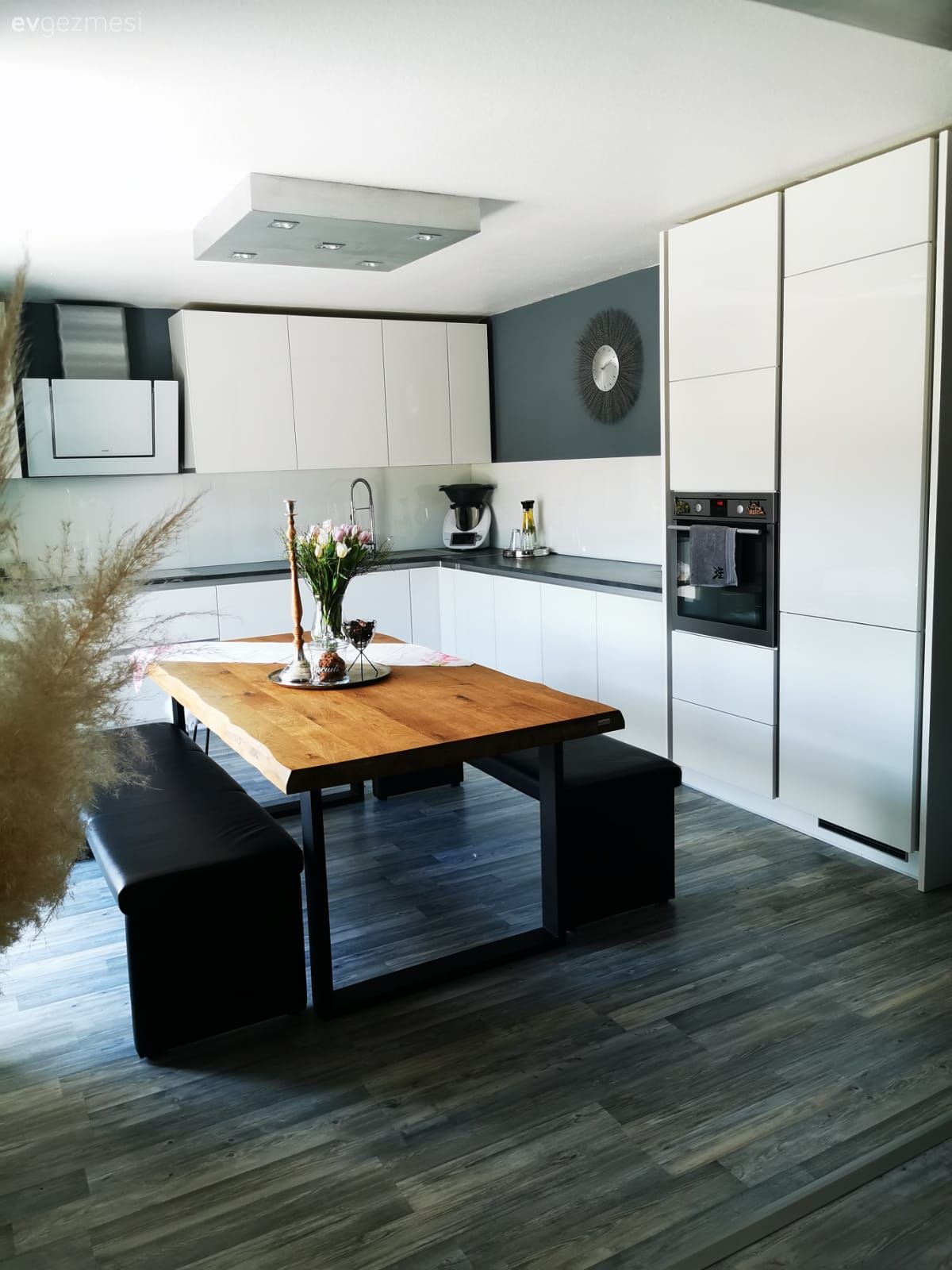 Mutfak, Beyaz mutfak, Modern mutfak, Siyah tezgah, Mutfak tezgahı, Mutfak tezgah arası, Kulpsuz mutfak dolabı, Davlumbaz, Ankastre, Masif ahşap, Mutfak masası, Ahşap masa, Bank, Vazo, Ev Aksesuar, Çiçekler, Parke, Antrasit  