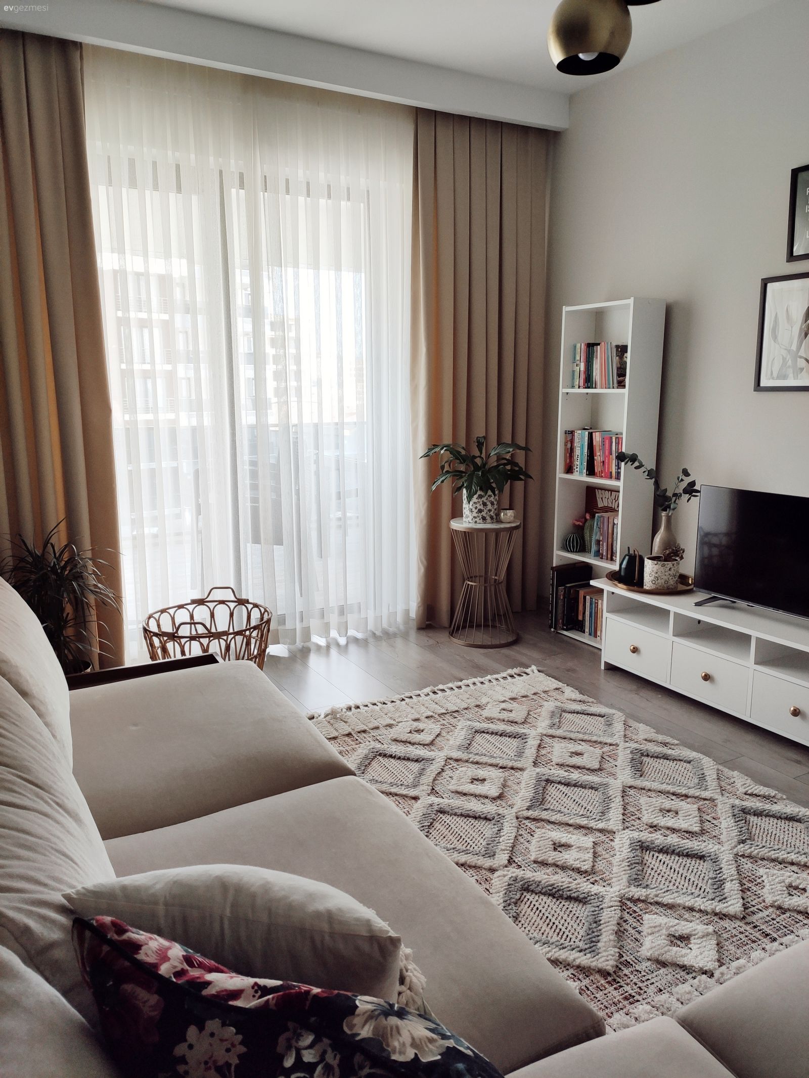 Oturma Odası, Krem, Vizon, Bej, Beyaz, Köşe koltuk, Koltuk takımı, Fon perde, Perde, Kitaplık, Halı, Avize, Aydınlatma, Kırlent, Ev tekstili