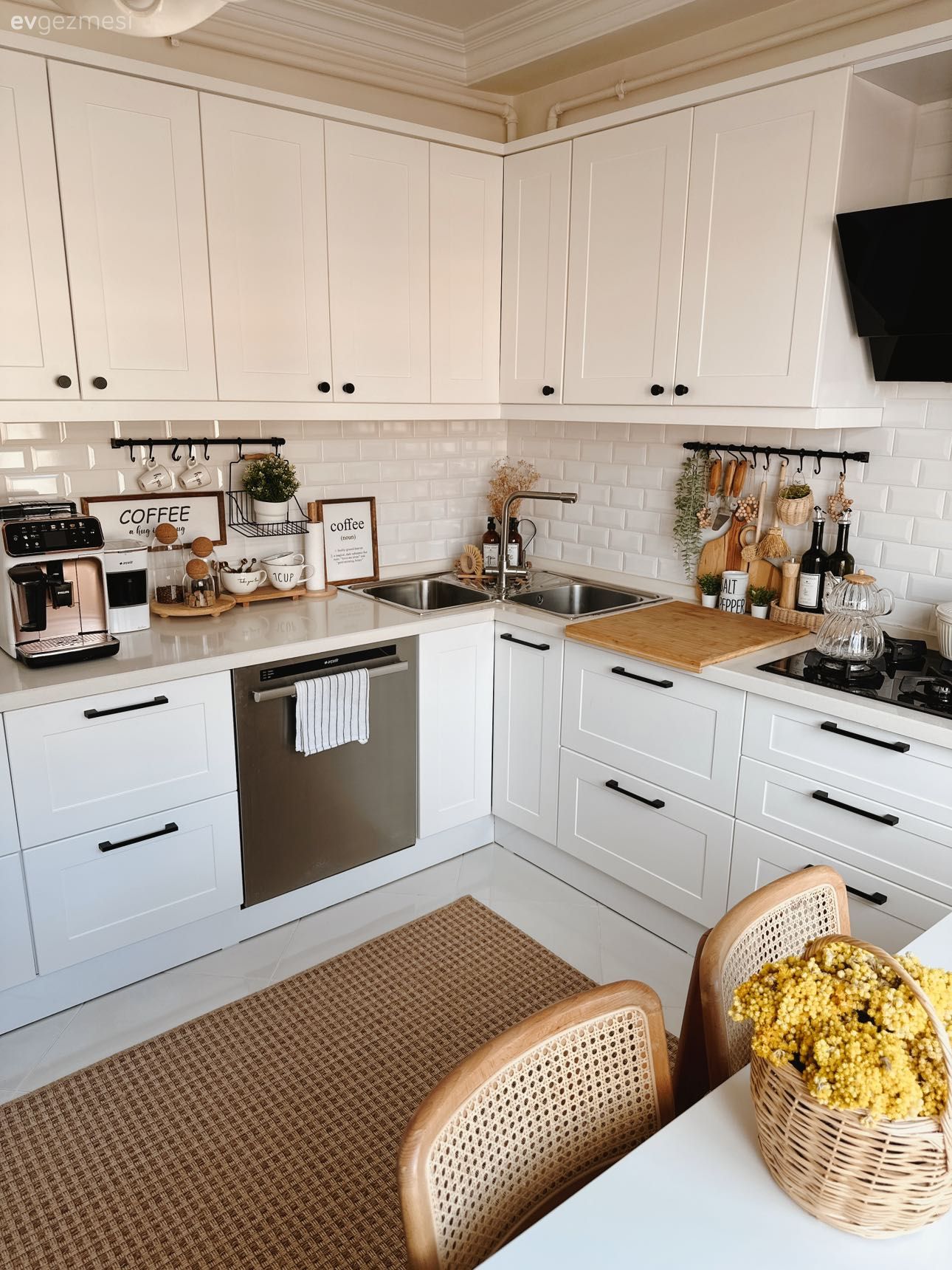 Mutfak, Beyaz, İskandinav, Mutfak tezgahı, Mutfak tezgah arası, Tezgah arası seramik, Metro seramik, Seramik, Ankastre, Jüt halı, Halı, Sandalye, Mutfak masası, Davlumbaz, Shaker kapaklı dolaplar