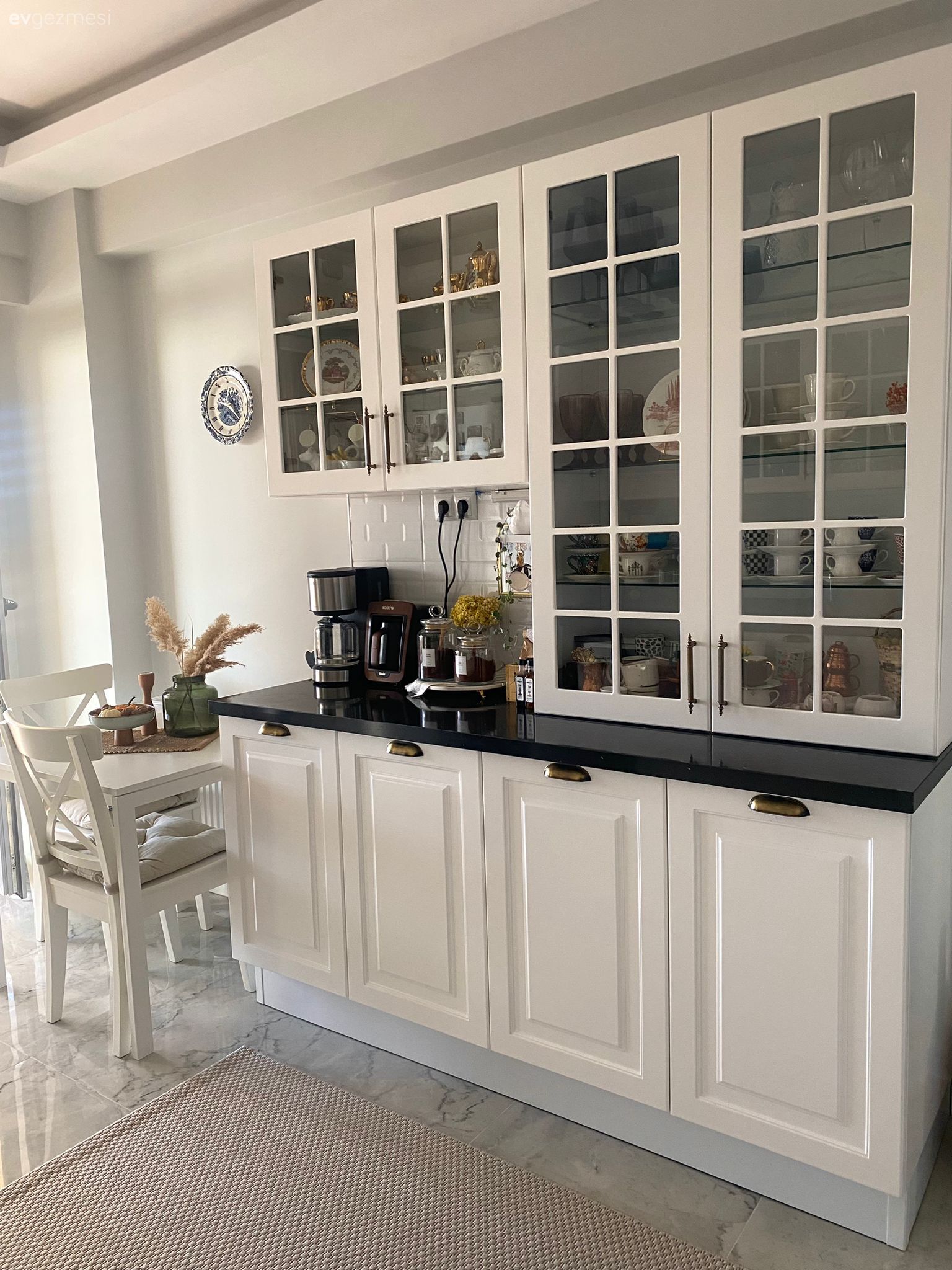 Kahve köşesi, Beyaz, Siyah, Shaker kapaklı dolaplar, Mutfak, Sandalye, Mutfak masası, Siyah tezgah, Mutfak tezgahı, Mutfak halısı