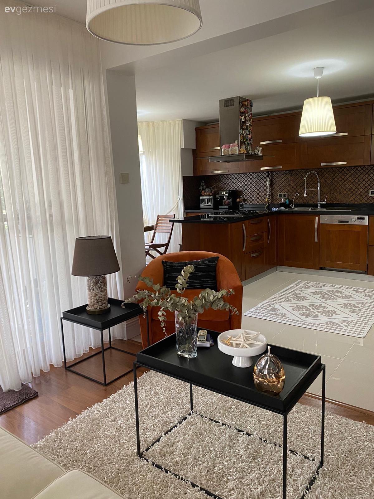 Mutfak, Rustik mutfak, Ahşap mutfak, Kahverengi, Siyah, Siyah tezgah, Mutfak tezgahı, Mutfak tezgah arası, Tezgah arası seramik, Davlumbaz, Mutfak halısı, Mutfak Avize Modelleri, Mutfak perdesi, Mutfak yarım adası, Sandalye, Mutfak masası, Berjer, Turuncu, Yan sehpa, Sehpa, Amerikan Mutfak