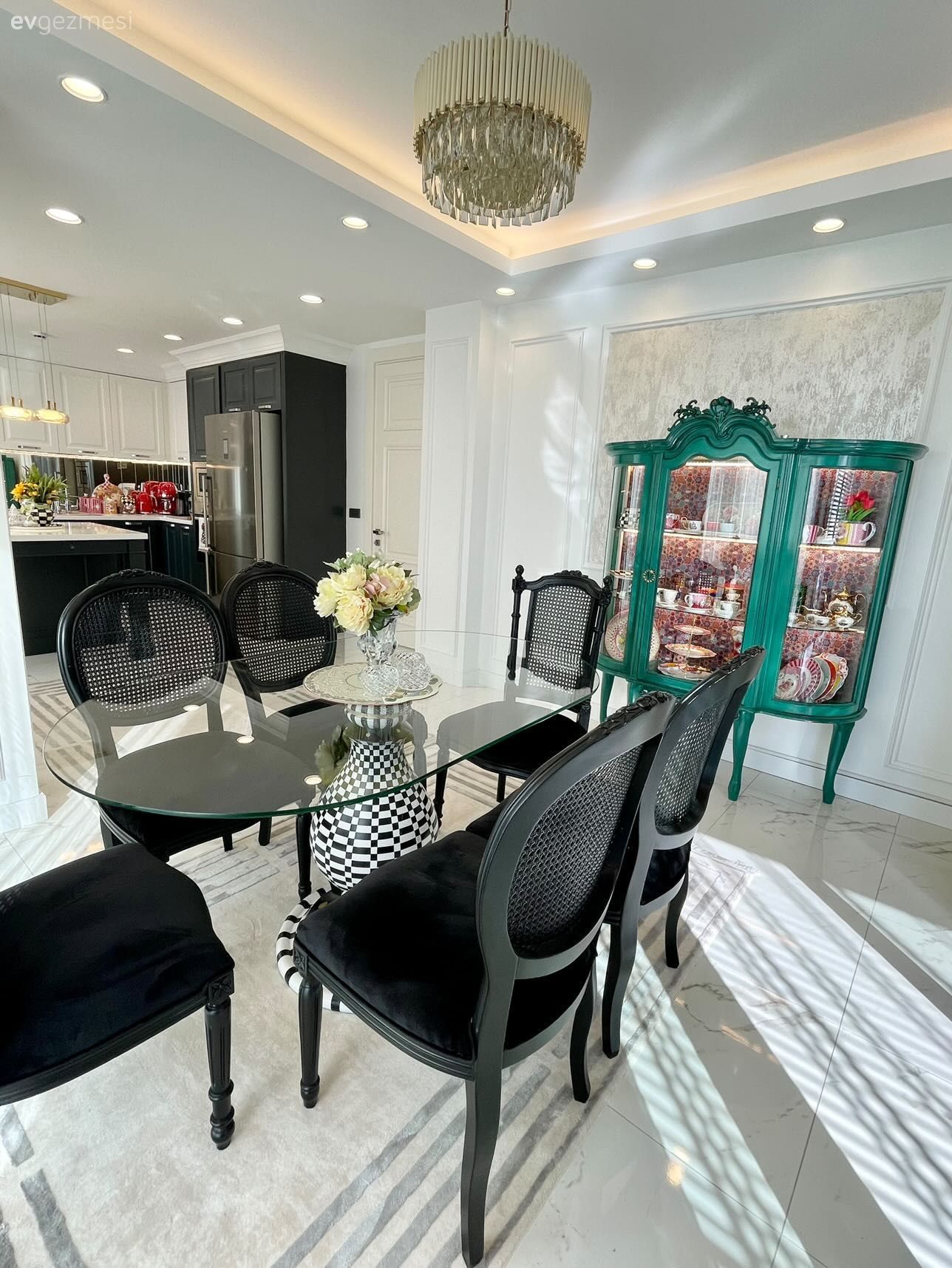 Mutfak, Büyük mutfak, Beyaz, Siyah, Yeşil, Ekstra mutfak dolabı, Sandalye, Mutfak masası, Mutfak Avize Modelleri, Spot aydınlatma, Aydınlatma, Mutfak halısı, Led aydınlatma