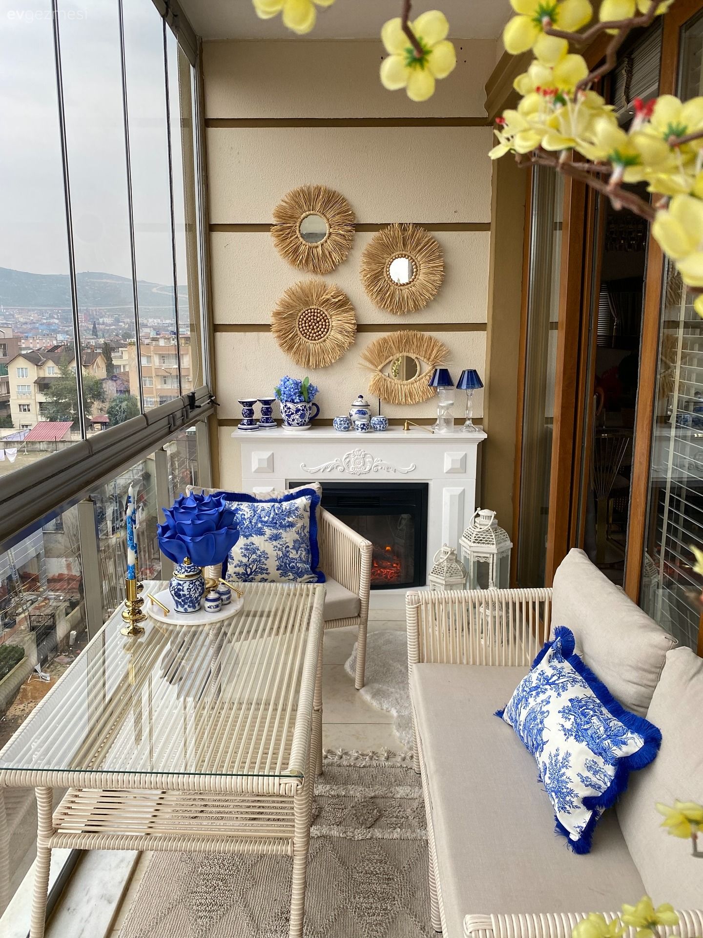 Blue Blanc Desenle Güzelleşen Bu Balkonun Keyfine Diyecek Yok